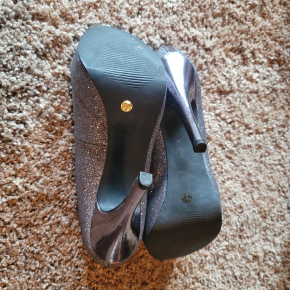 Jacquelin Ferrar – silver peep toe pump – size 7.5 – pre-owned / box - $20 - Picture 2 of 3